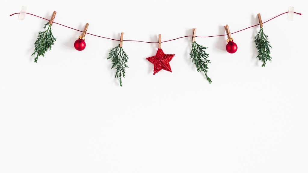 christmas-composition-garland-made-of-red-balls-and-fir-tree-branches-picture-id1283451157.jpg